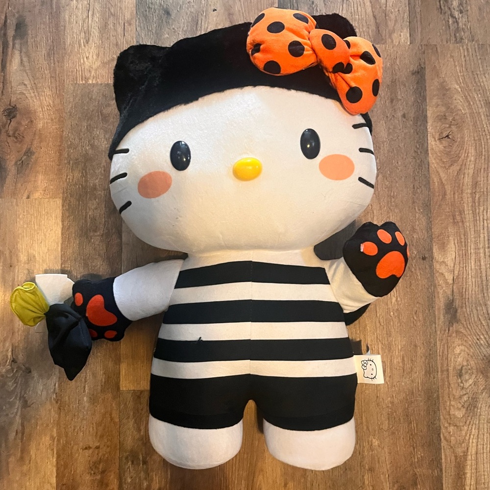 Hello kitty halloween greeter